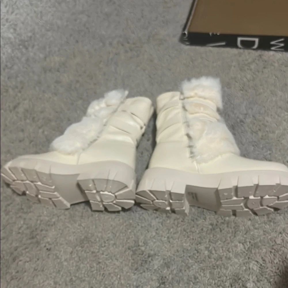 Stylish Cream Fur-Lined Women's Boots - Picture 3 of 6